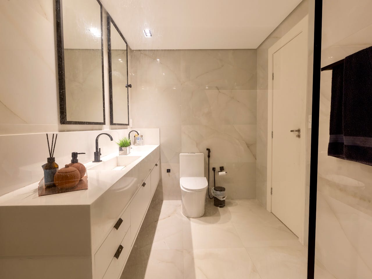 Stylish bathroom with dual sinks and contemporary decor in Salvador, Brazil.